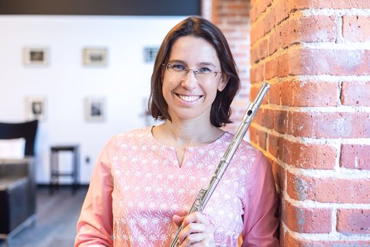 Weronika Balewski, friendly musician holding a flute